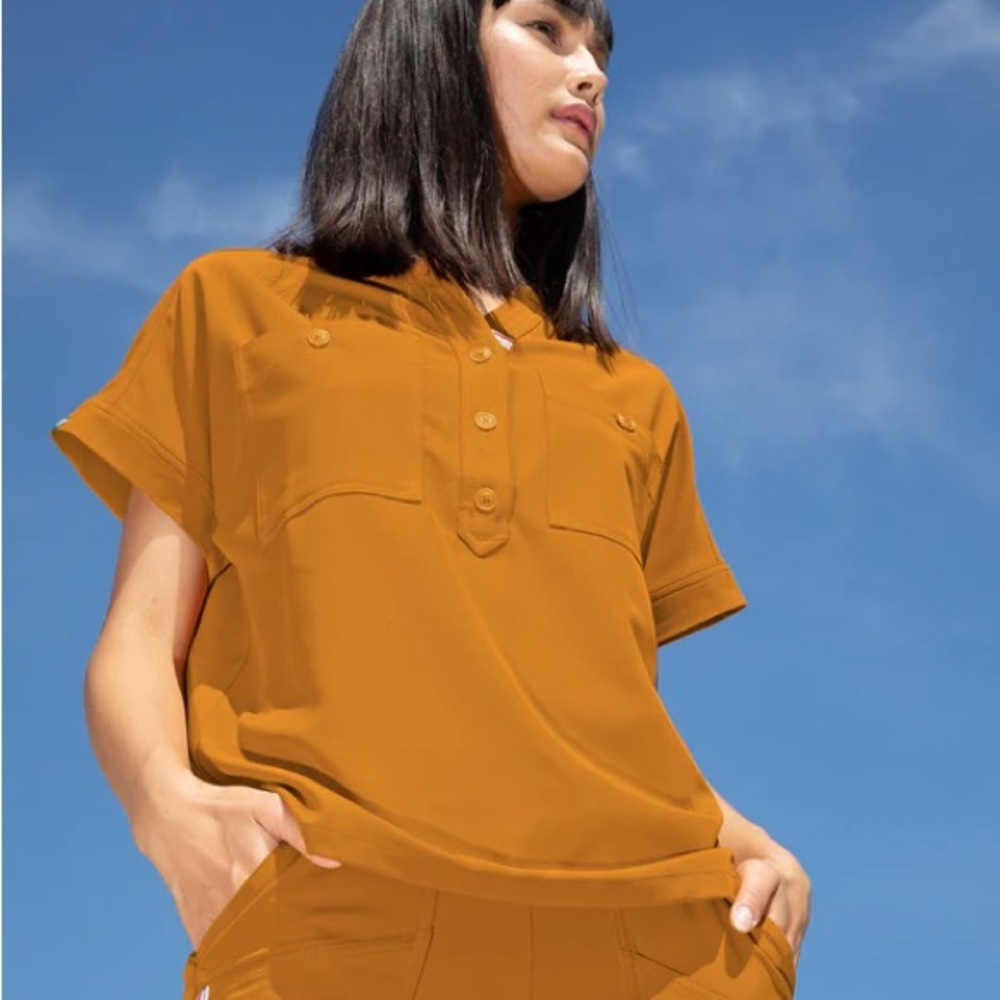 MEDICLO scrubs FYSEL Fiji banded collar top (L) & Catalina jogger (L)